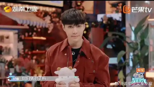 张艺兴,8岁就和陶喆老师同台,还唱了陶喆老师的歌,年龄不大但经历不少