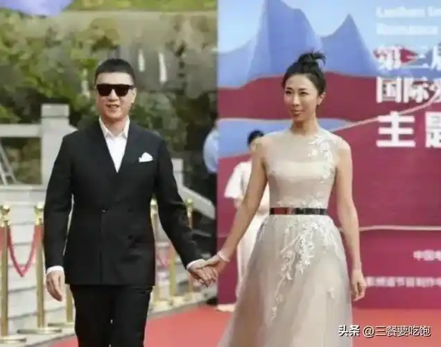 孙红雷罕见带老婆亮相,38岁娇妻超模身材真"招摇"太有夫妻相了