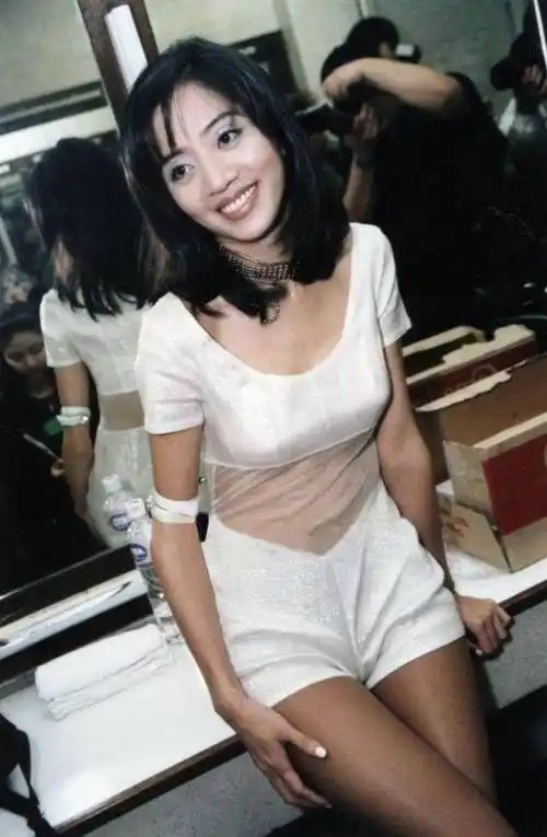 梅艳芳则安抚他: "不要去看那些话,只要我们两个人好好的就可以了.