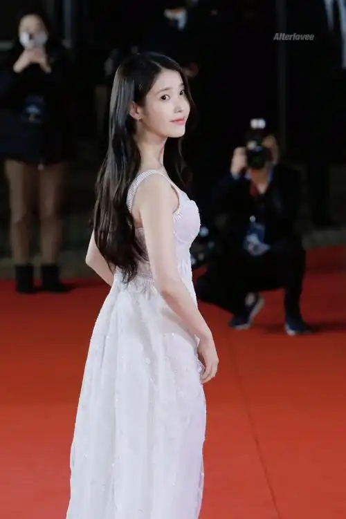iu青龙奖红毯##iu李知恩电影broker