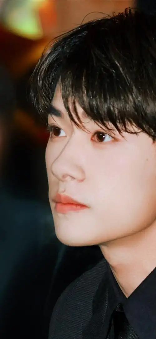 易烊千玺怼脸侧颜照