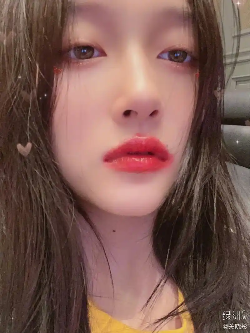 关晓彤晒九宫格自拍 发丝凌乱红唇娇艳欲滴