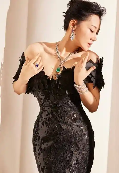 看许晴穿紧身裙才知道什么是女人味,54岁身材没走样,饱满又立体_气质