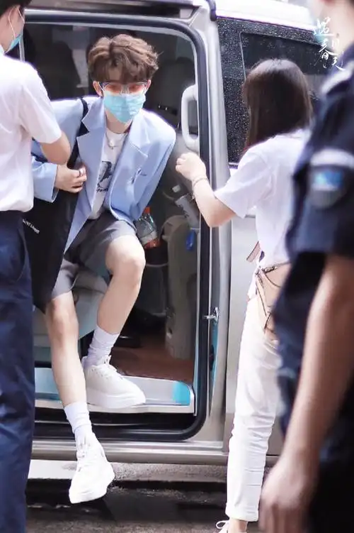 刘宇机场出发饭拍 淡紫色西装灰色短裤