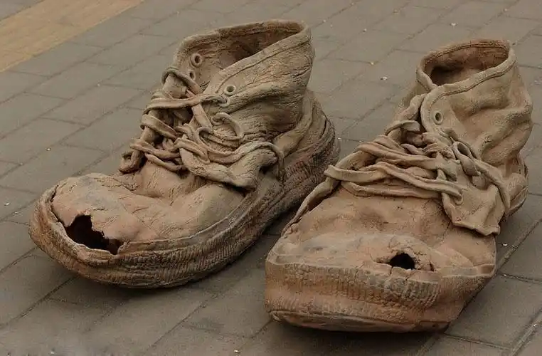 父亲破烂不堪的鞋那双鞋子,的确,确实,纯粹是已经烂掉的.