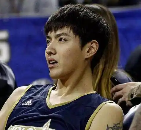 迪丽热巴腿消失,看到何炅笑出表情包_吴亦凡_郭敬明_蔡徐坤