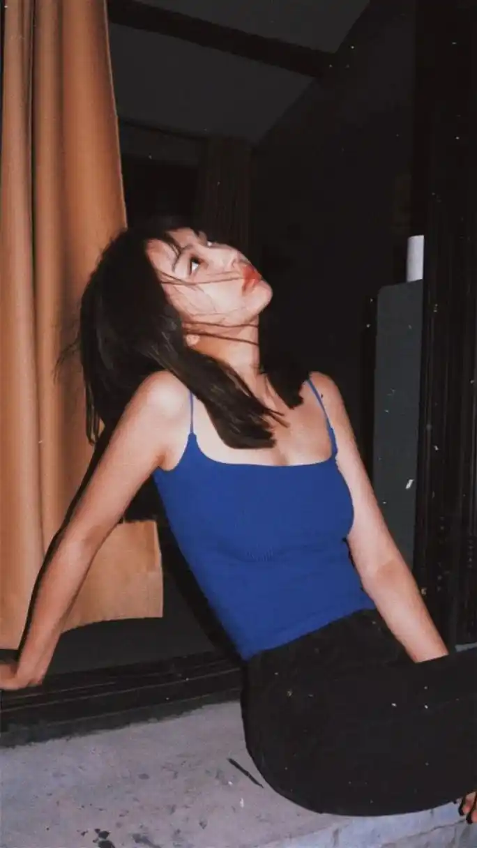 李菲儿身材太棒了. 事业线迷人,腰部无赘肉,吊带背心轻松驾驭.