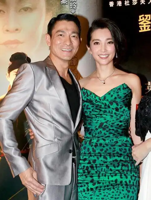 奇怪刘德华和谁合影都是微笑可是偏偏在她面前形象都不要