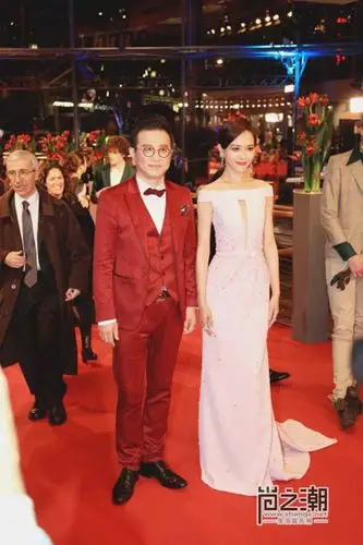 柏林电影节开幕 珠宝ceo沈东军携手唐嫣走红毯成亮点