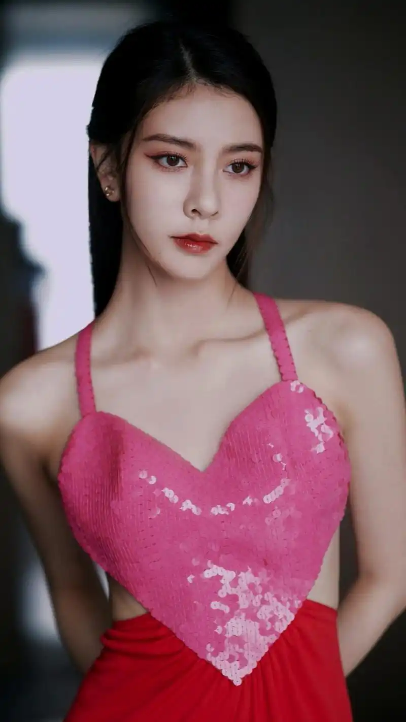 宋妍霏,动人心魄的眼神,妩媚妖娆的身材