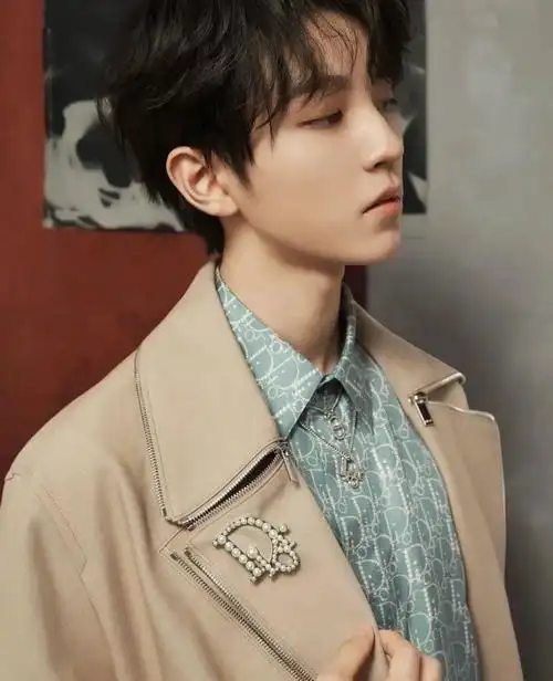 王俊凯最新写真图片2021少年感满满你更喜欢哪一套look呢