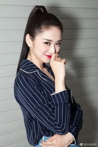 美女主持人刘烨大片,她把衬衣驾驭的太美了,成熟迷人