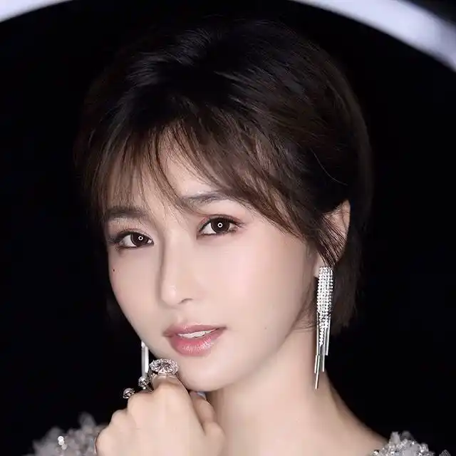 对父亲百亿资产没兴趣,却在好声音一战成名,今28岁离婚后成单身