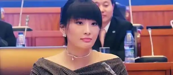 王思聪,1988年出生,毕业于伦敦大学哲学系,其感情经历十分复杂,女友