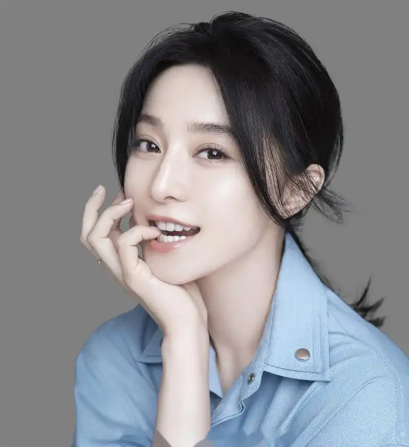 范冰冰与生俱来的明艳姿容与居高不下的商业价值,已成功转化为广大