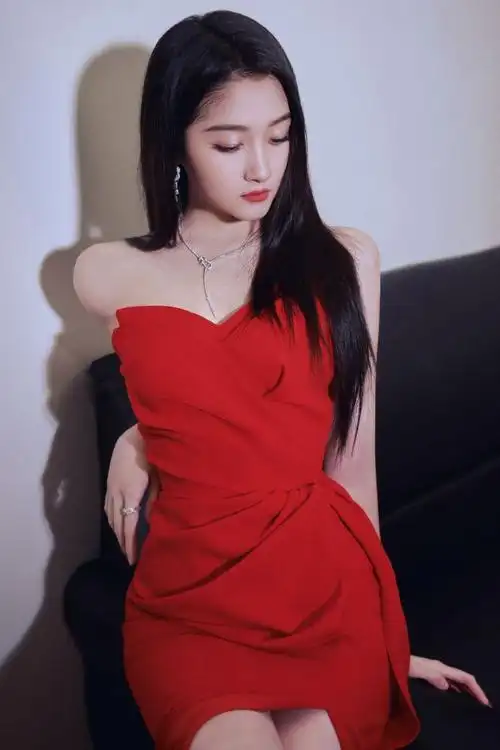 关晓彤超话#浙江卫视跨年晚会#@关晓彤收官look7315微醺红玫瑰,蓄