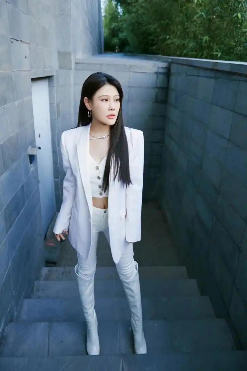 袁娅维的白色套装穿搭,干练更不缺优雅气质