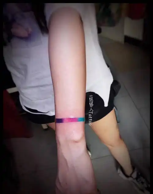小臂彩色手环纹身图片_手部手臂纹身图案