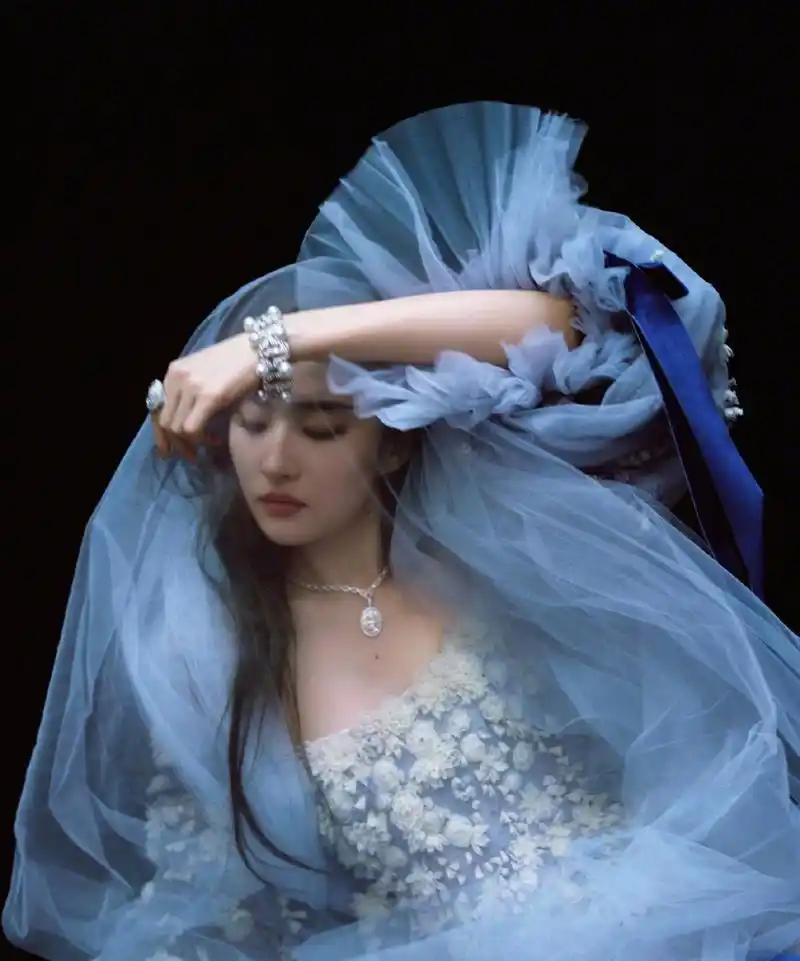 神仙姐姐#刘亦菲# 时尚cosmo六月刊封面大片,高贵冷艳的气质,端庄大气