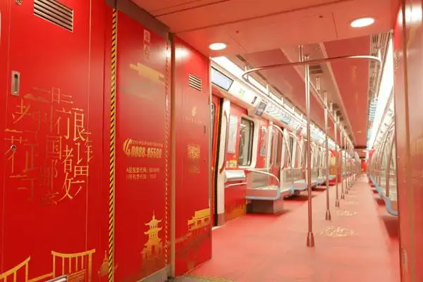 成都地铁中国红主题列车照片赏析