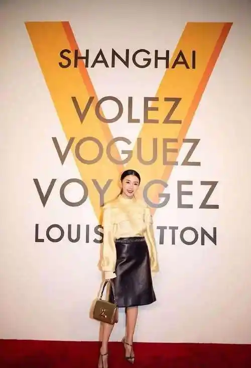 程晓玥本人本来就只有1米55,但是下身穿的小黑裙很