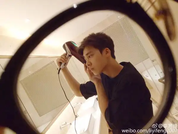 李易峰微博宣传生活照