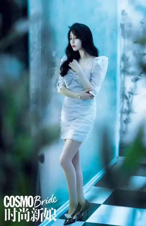 范冰冰再登杂志封面抹胸礼服大秀窈窕身材从容自信超优雅