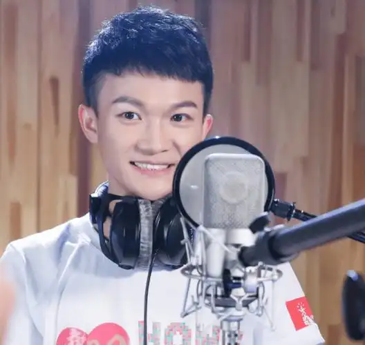 作为新人的他参加了综艺节目《中国好声音》,初次表演的舞台上,周深就