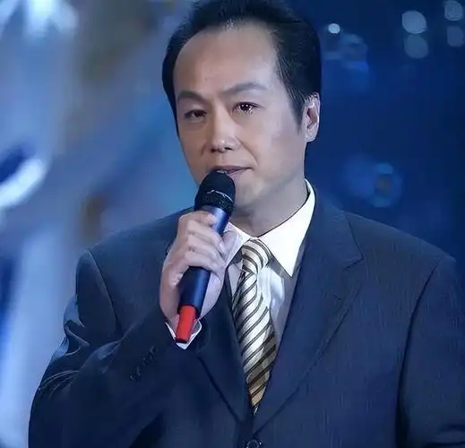 央视《新闻联播》的主持人罗京以其"国字脸"备受人喜爱.