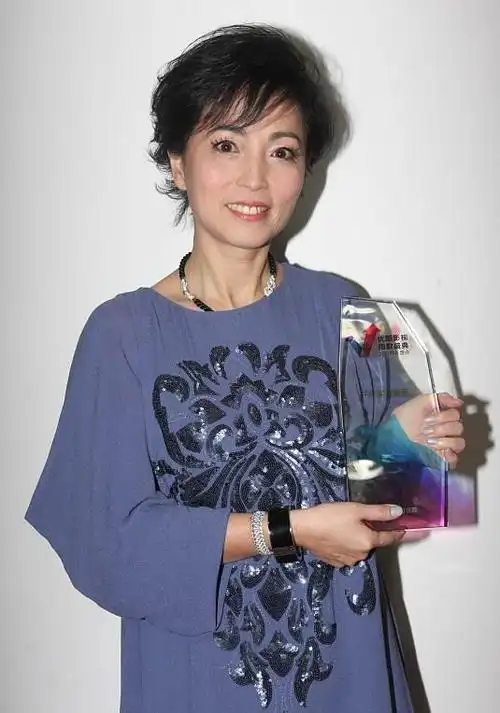 苑琼丹《石榴姐》,过生日,万名粉丝送上祝福