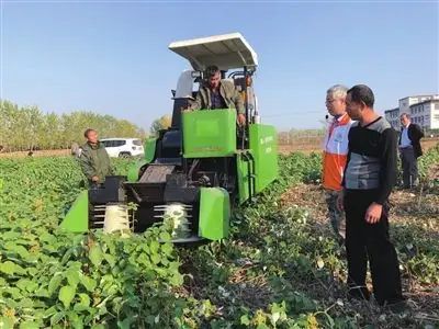 地参观了市农科院向阳湖苎麻试验示范基地,现场对4lmz-160a苎麻收割机