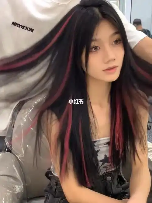 头发也可以人工接发挑染接上去黑红搭配yyds谁染谁好看绝对的显白神器