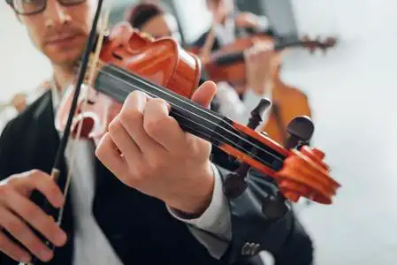 演奏小提琴图片