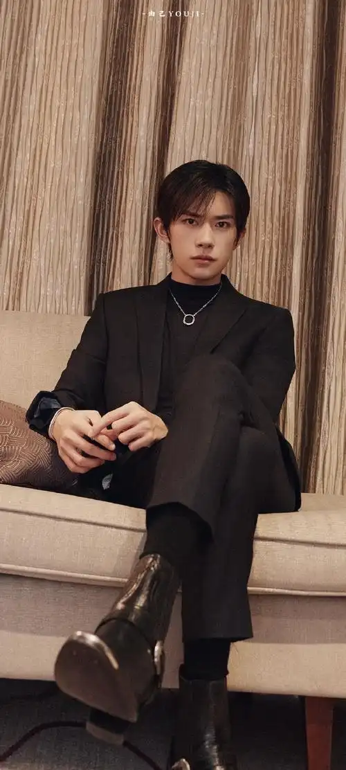 易烊千玺黑西装花絮##四字 易烊千玺 yyqx 四字弟弟