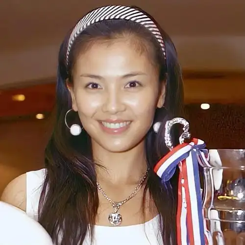 在几天后,王珂在报纸上看到了刘涛的照片,他这才知道这个女人的名字叫