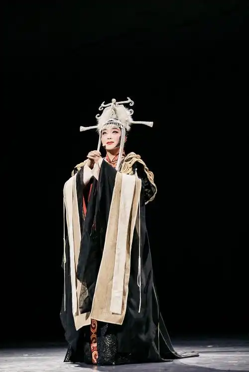 《昭君出塞》舞台李玉刚高难度深鞠躬一分钟,致敬舞台 致谢观众