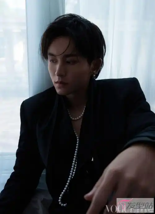 张哲瀚侧颜眼神杀封面演绎绅士贵公子气度