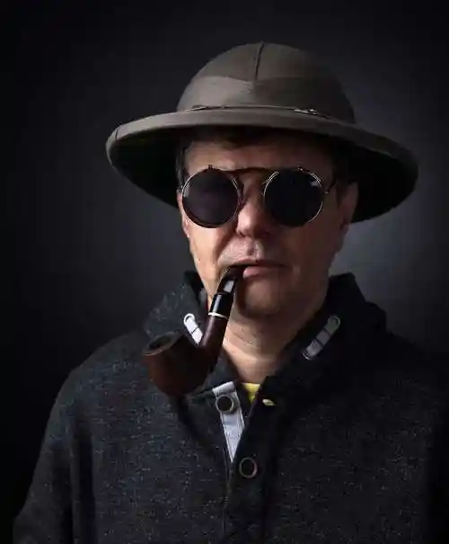 抽着烟斗的大叔