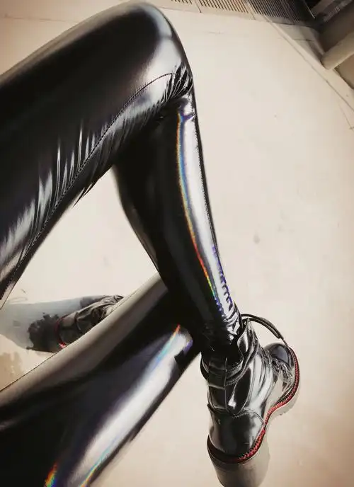 高腰春季皮裤女性感高亮幻彩漆皮pu七彩色薄绒亮皮紧身打底铅笔裤