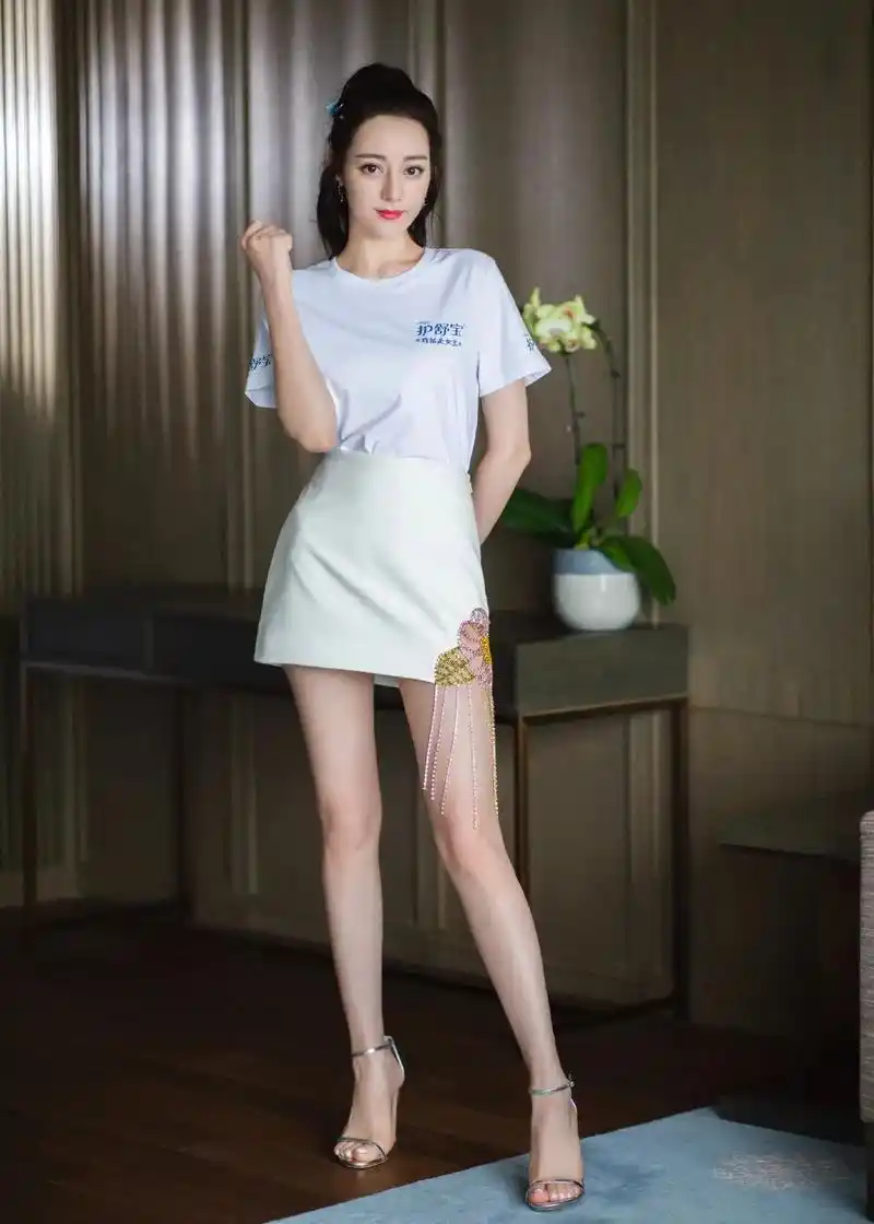 筷子腿算什么,迪丽热巴这样的"小胖腿"才好看!