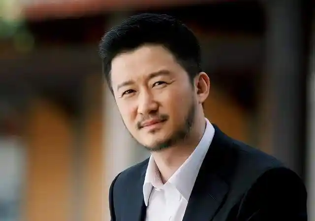 再看看如今吴京生活中的照片,不知道打了多少人的脸,吴京的胡子居然就