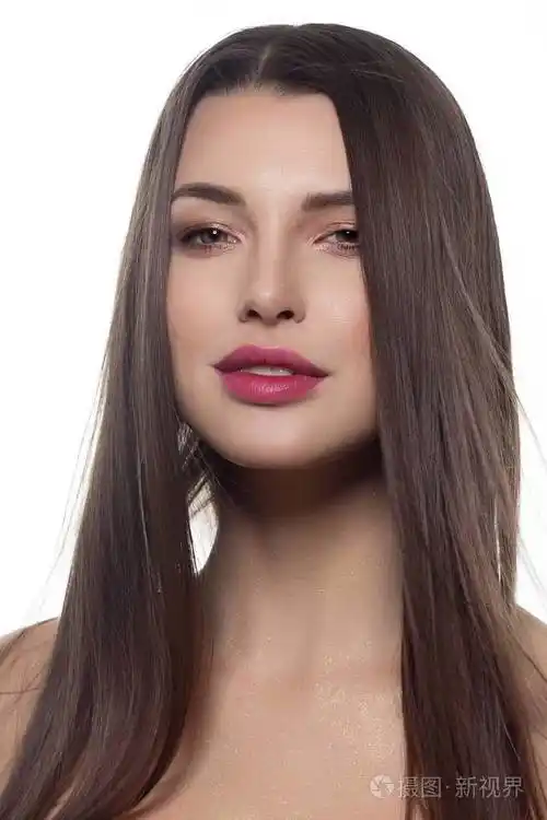 一个长着直发的女人的特写肖像.可爱温柔的年轻女孩,黑发女人.