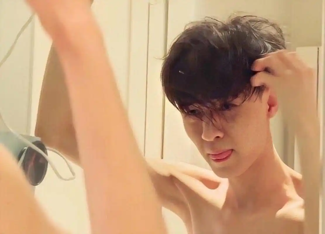 老秦的腹肌锁骨照!