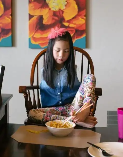 无臂女童被美国夫妇收养 用脚吃饭写字_kds宽带山