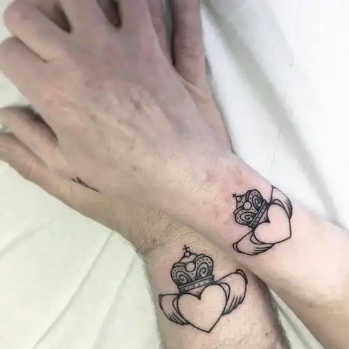 宫先生情侣小臂皇冠爱心纹身图案 - 郑州纹彩刺青