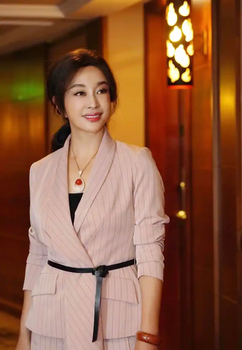 刘晓庆在机场被路人拍摄的照片,可以感觉出刘晓庆是个很节省的女明星