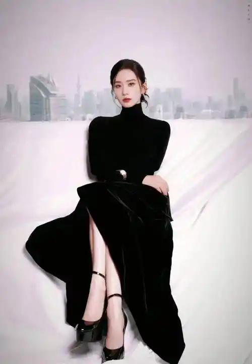 刘诗诗身穿黑色长裙出席商务活动,造型犹如黑天鹅,引发热议,真的很美