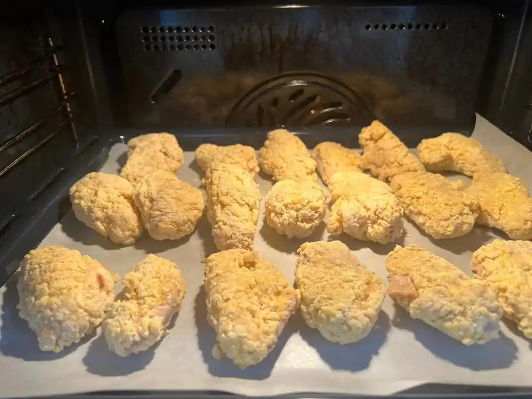 麦香鸡翅.鸡翅两斤,鸡蛋混合液,淀粉,盐,鸡精,面包糠,我家 - 抖音