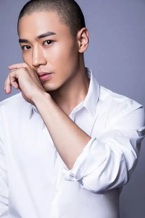 演员李中煜最新写真 变身禁欲系型男精英气足