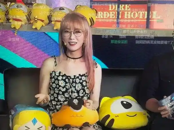 dota2:sccc直播和女主播撞衫,粉丝纷纷梦碎